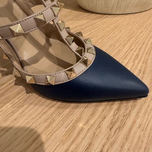 Valentino Garavani Navy and Beige Rockstud Pointed-Toe Strappy Pumps - Picture 16 of 16